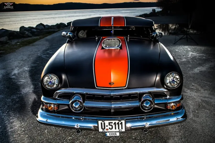 Custom Coupe i kveldslys
