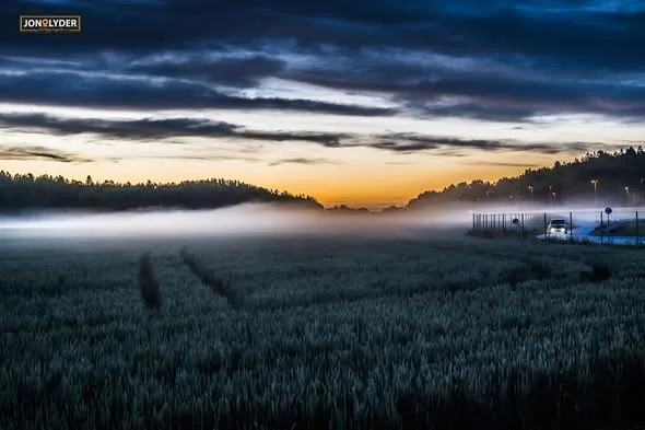 Oransje himmel over åkeren