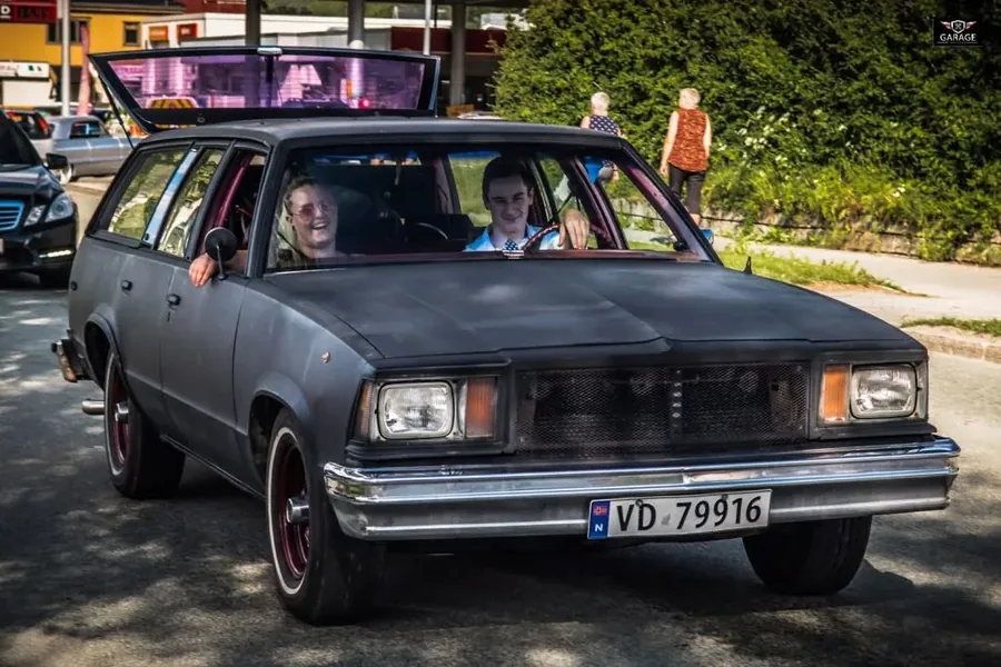 Amerikansk bil i sentrum